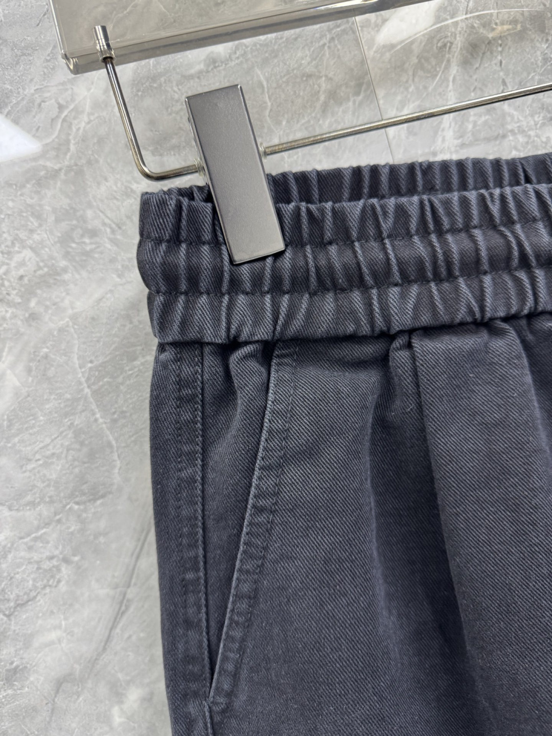 价格325 26春夏新款LOE宽松斜纹棉弯刀长裤，这次入手的这款简直是细节党的狂欢。首先被惊艳到的是面料