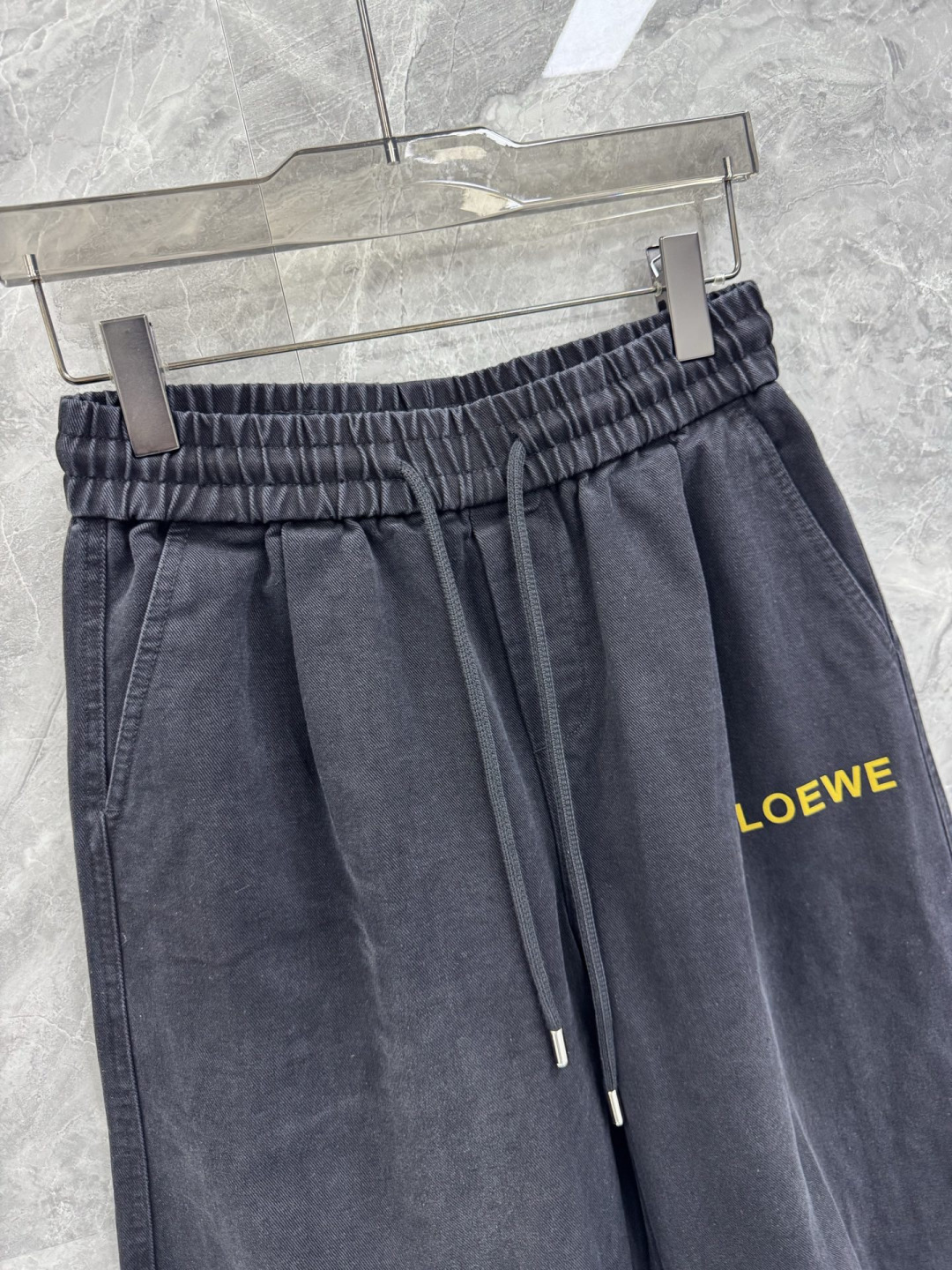 价格325 26春夏新款LOE宽松斜纹棉弯刀长裤，这次入手的这款简直是细节党的狂欢。首先被惊艳到的是面料