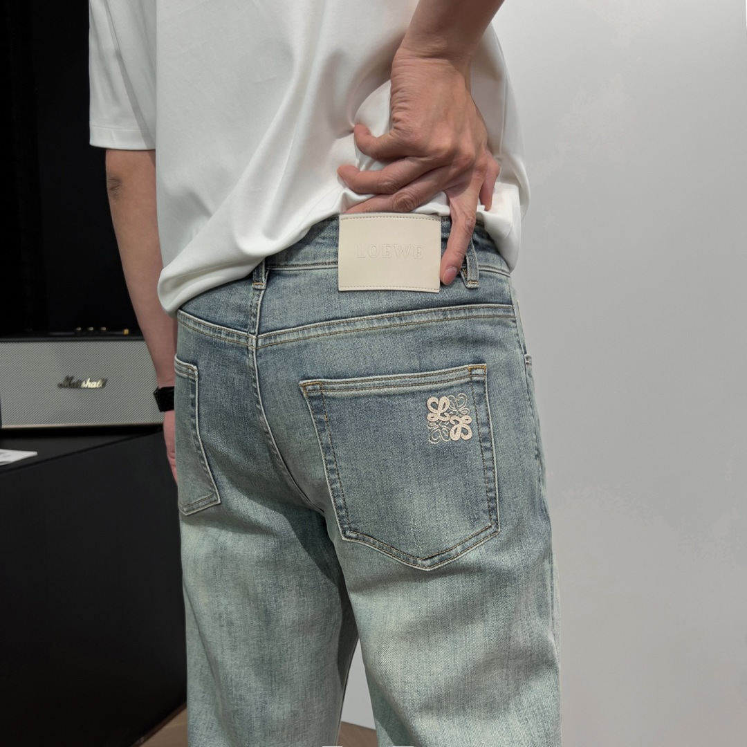 品牌：L*WE季度：2026春夏颜色：蓝色尺码：29-36码版型：小直筒版 牛仔裤重量：10.75安成分