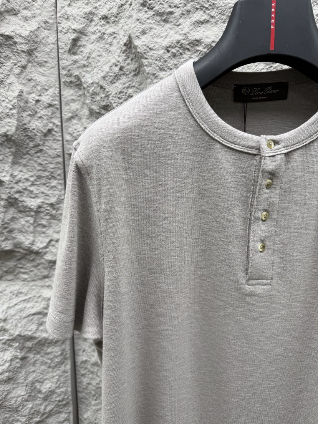 Loro piana 春夏季新款老钱风短袖，采用针织棉高弹面料，质感细腻柔软，温暖轻盈而透气、亲肤舒适，