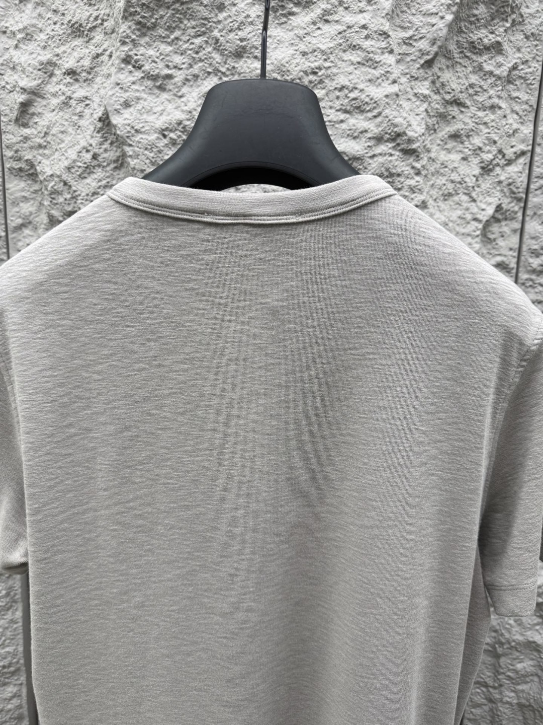 Loro piana 春夏季新款老钱风短袖，采用针织棉高弹面料，质感细腻柔软，温暖轻盈而透气、亲肤舒适，