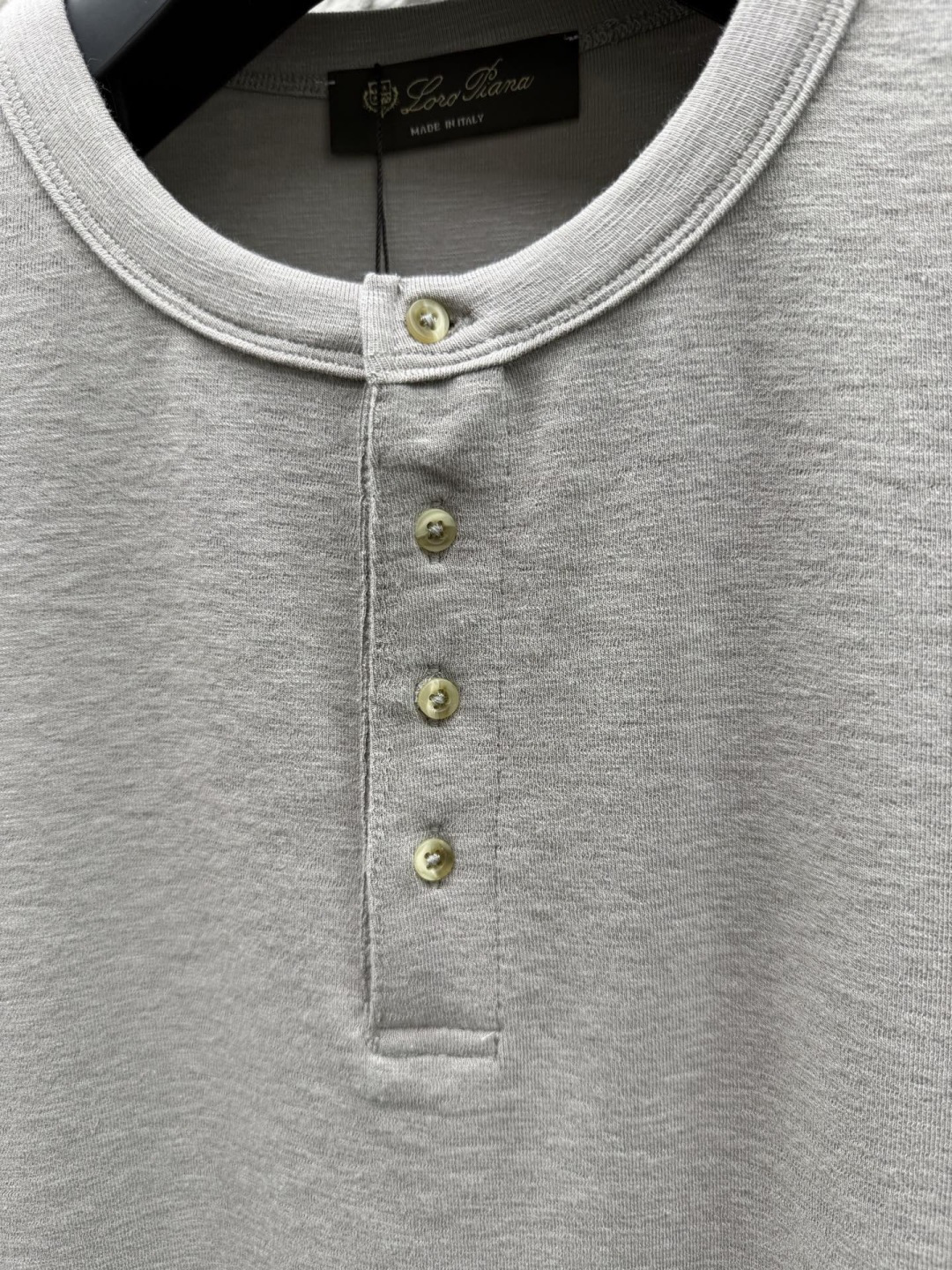 Loro piana 春夏季新款老钱风短袖，采用针织棉高弹面料，质感细腻柔软，温暖轻盈而透气、亲肤舒适，