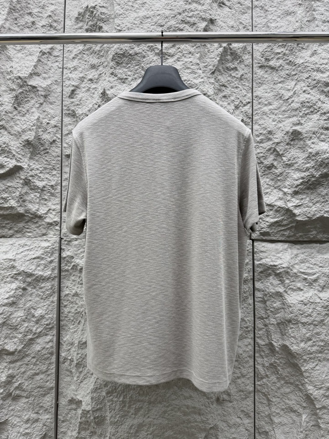Loro piana 春夏季新款老钱风短袖，采用针织棉高弹面料，质感细腻柔软，温暖轻盈而透气、亲肤舒适，