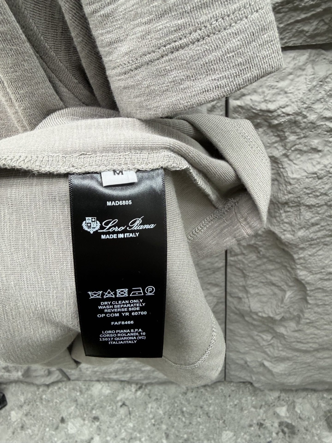 Loro piana 春夏季新款老钱风短袖，采用针织棉高弹面料，质感细腻柔软，温暖轻盈而透气、亲肤舒适，