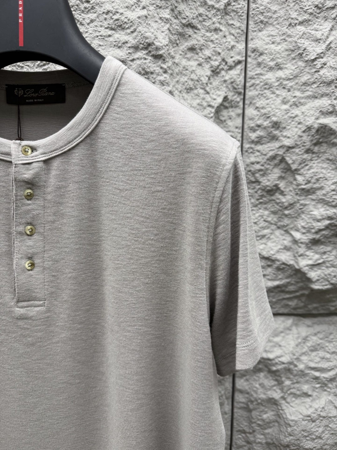 Loro piana 春夏季新款老钱风短袖，采用针织棉高弹面料，质感细腻柔软，温暖轻盈而透气、亲肤舒适，