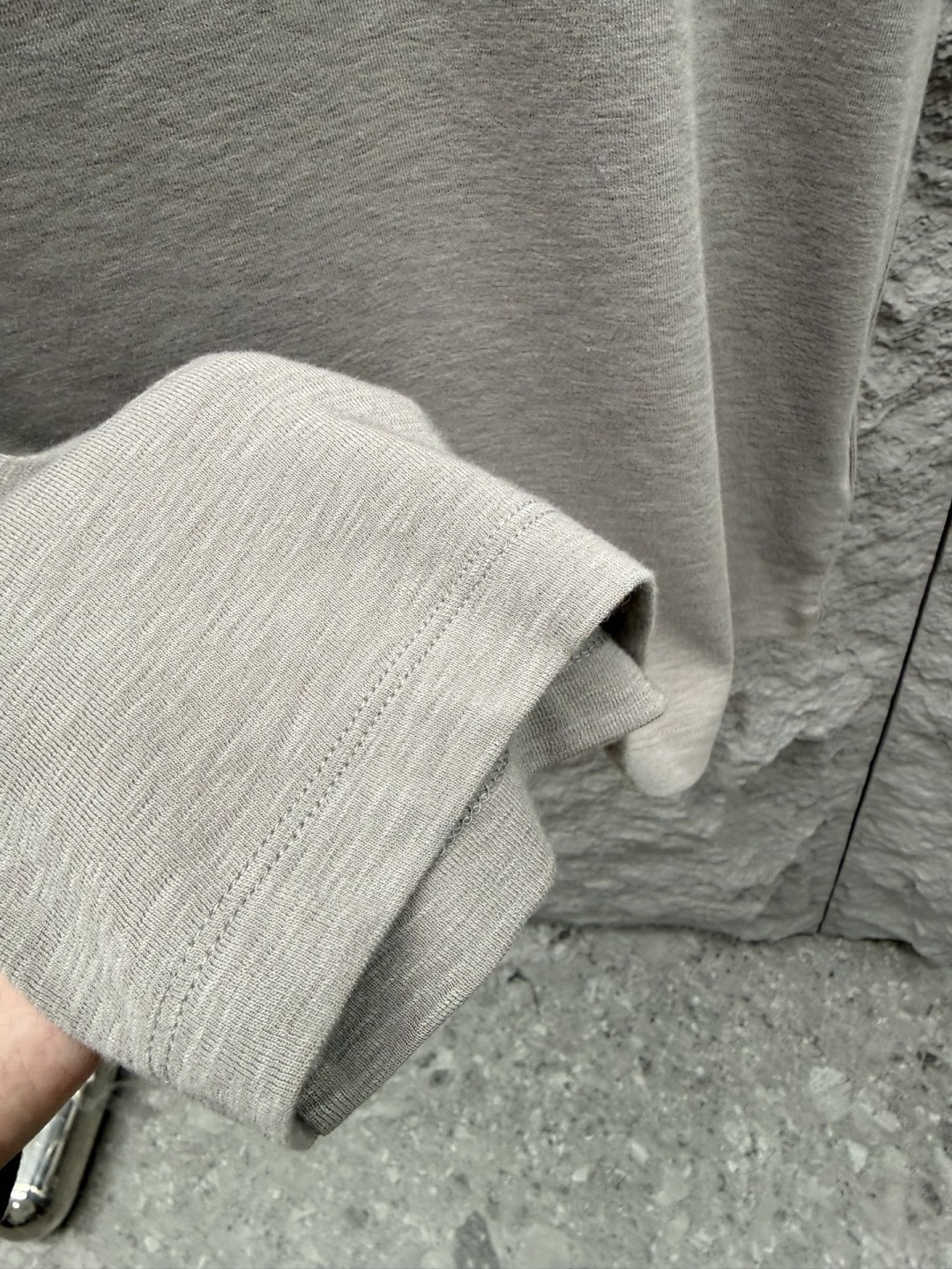 Loro piana 春夏季新款老钱风短袖，采用针织棉高弹面料，质感细腻柔软，温暖轻盈而透气、亲肤舒适，