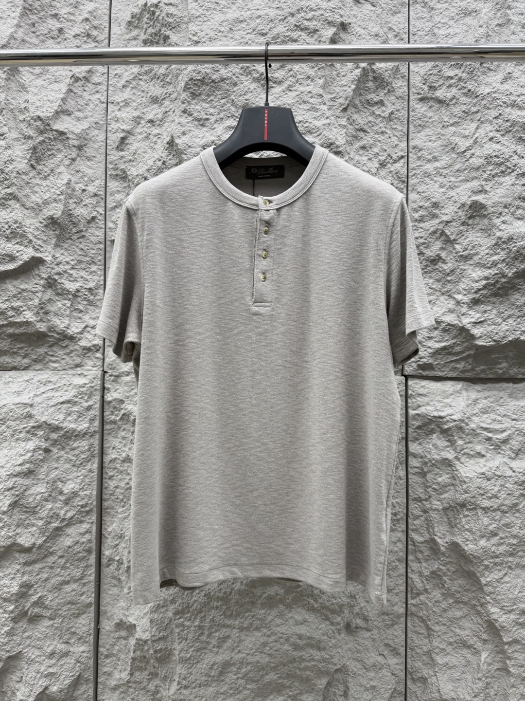 Loro piana 春夏季新款老钱风短袖，采用针织棉高弹面料，质感细腻柔软，温暖轻盈而透气、亲肤舒适，