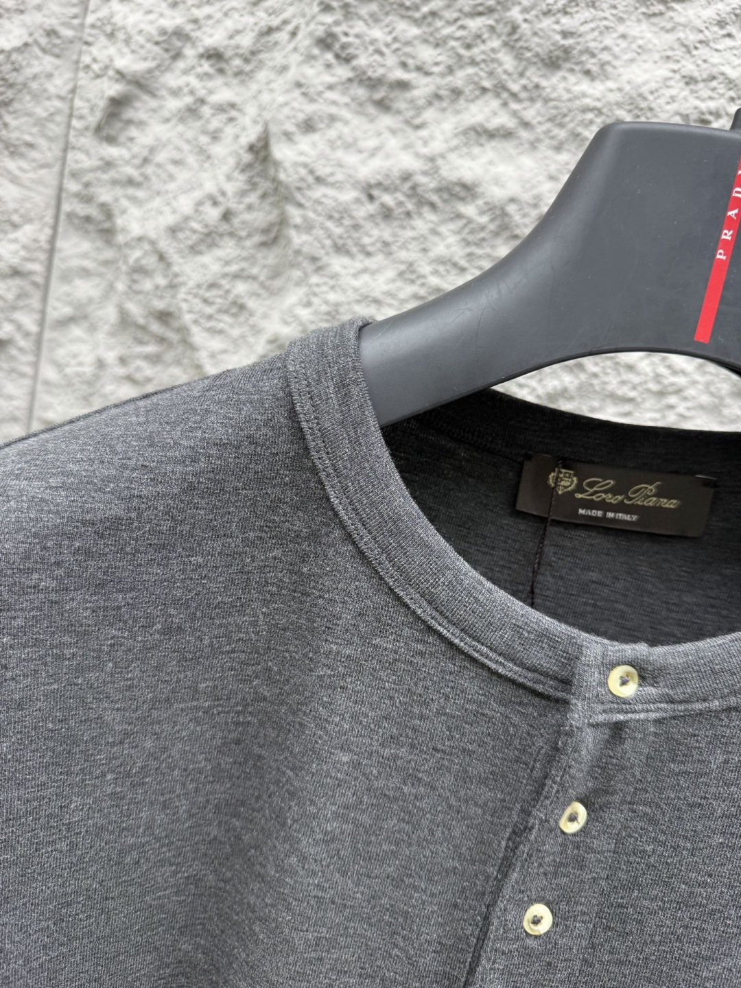 Loro piana 春夏季新款老钱风短袖，采用针织棉高弹面料，质感细腻柔软，温暖轻盈而透气、亲肤舒适，