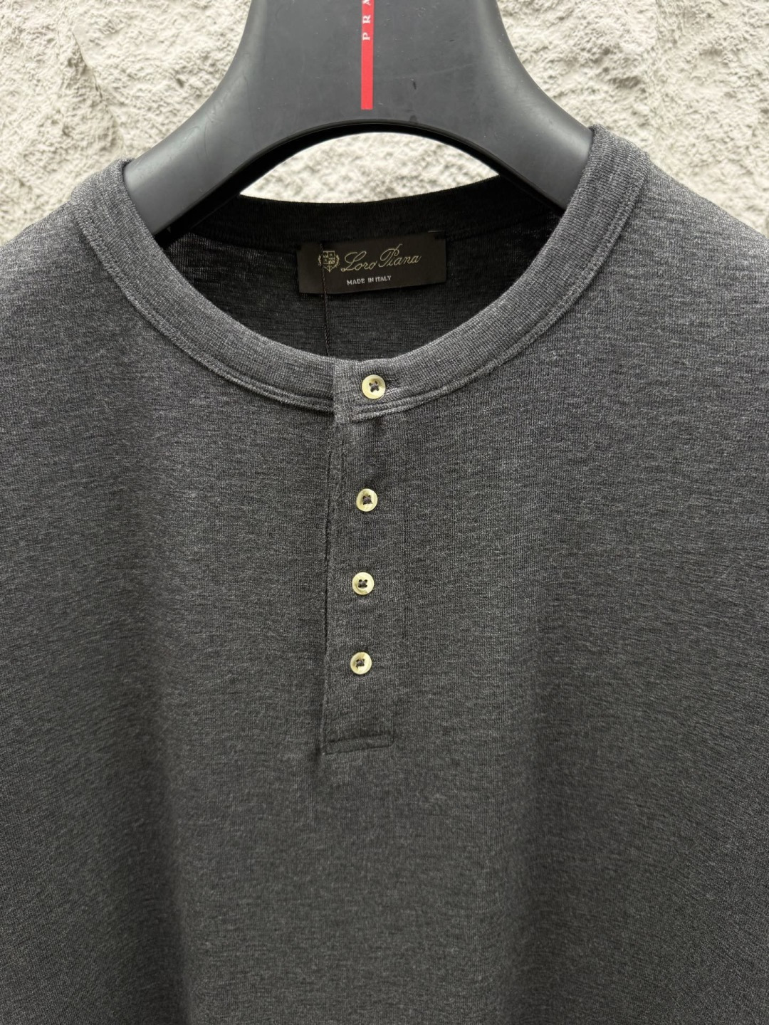 Loro piana 春夏季新款老钱风短袖，采用针织棉高弹面料，质感细腻柔软，温暖轻盈而透气、亲肤舒适，