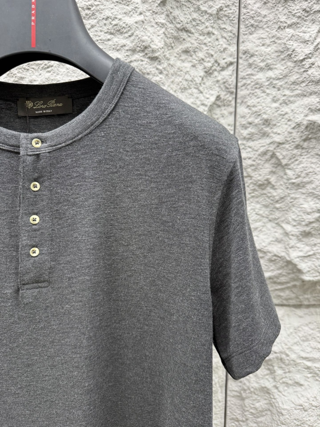 Loro piana 春夏季新款老钱风短袖，采用针织棉高弹面料，质感细腻柔软，温暖轻盈而透气、亲肤舒适，