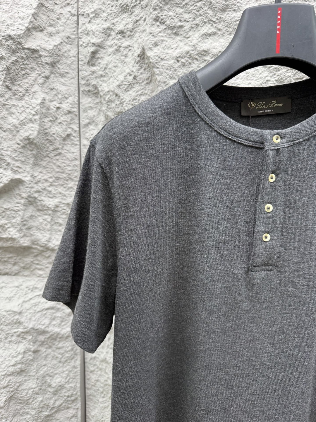 Loro piana 春夏季新款老钱风短袖，采用针织棉高弹面料，质感细腻柔软，温暖轻盈而透气、亲肤舒适，