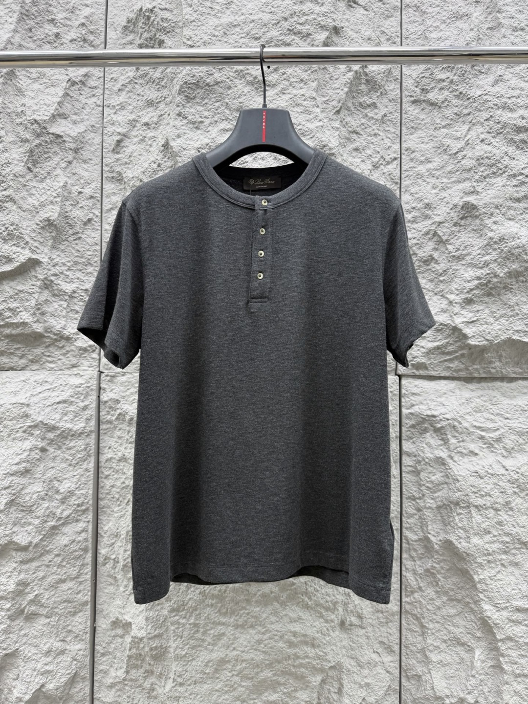 Loro piana 春夏季新款老钱风短袖，采用针织棉高弹面料，质感细腻柔软，温暖轻盈而透气、亲肤舒适，