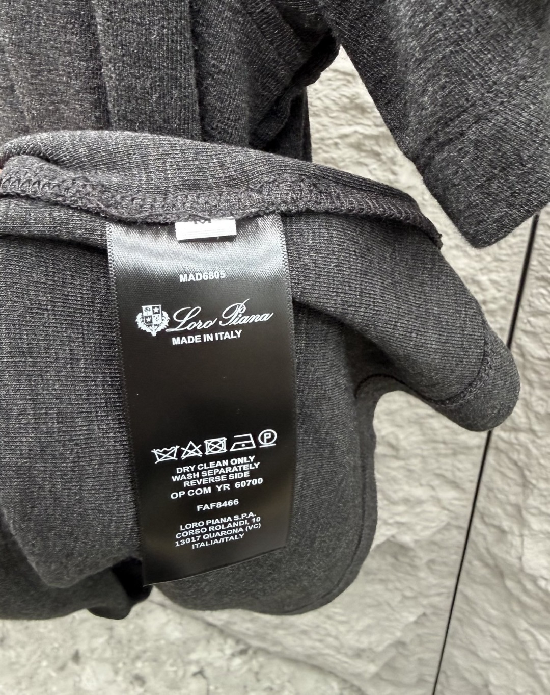 Loro piana 春夏季新款老钱风短袖，采用针织棉高弹面料，质感细腻柔软，温暖轻盈而透气、亲肤舒适，