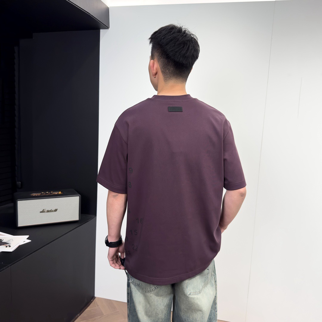 品牌：MM6季度：2026春夏颜色：铁灰 莓子色 黑色 白色尺码：S-2XL版型：宽松版 短袖T成分：5