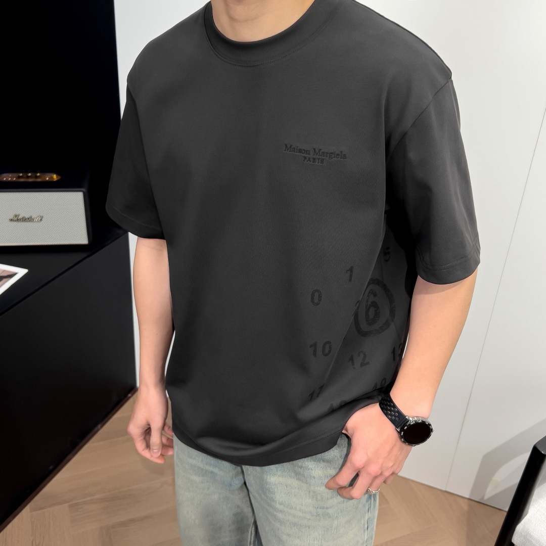 品牌：MM6季度：2026春夏颜色：铁灰 莓子色 黑色 白色尺码：S-2XL版型：宽松版 短袖T成分：5