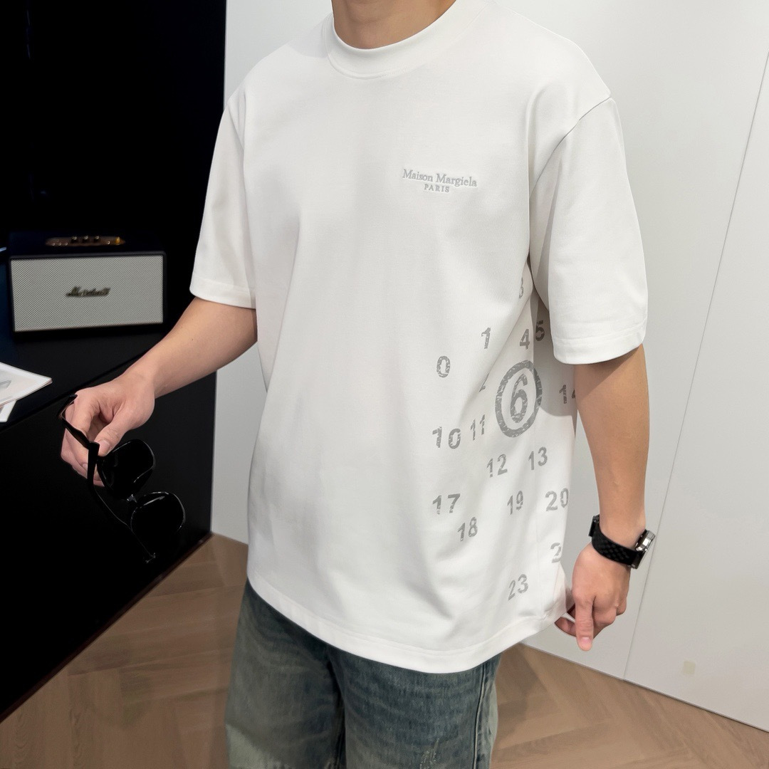 品牌：MM6季度：2026春夏颜色：铁灰 莓子色 黑色 白色尺码：S-2XL版型：宽松版 短袖T成分：5