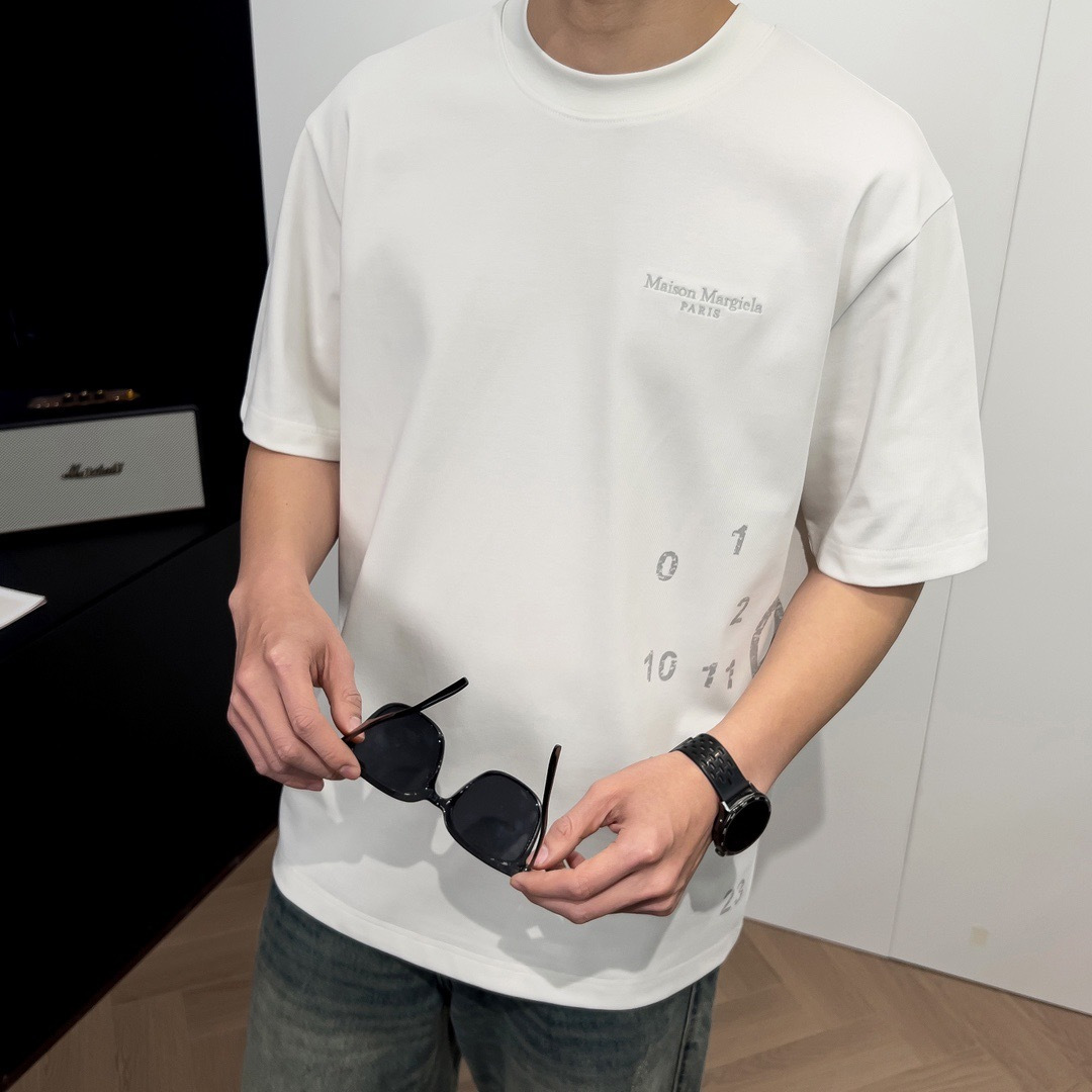 品牌：MM6季度：2026春夏颜色：铁灰 莓子色 黑色 白色尺码：S-2XL版型：宽松版 短袖T成分：5