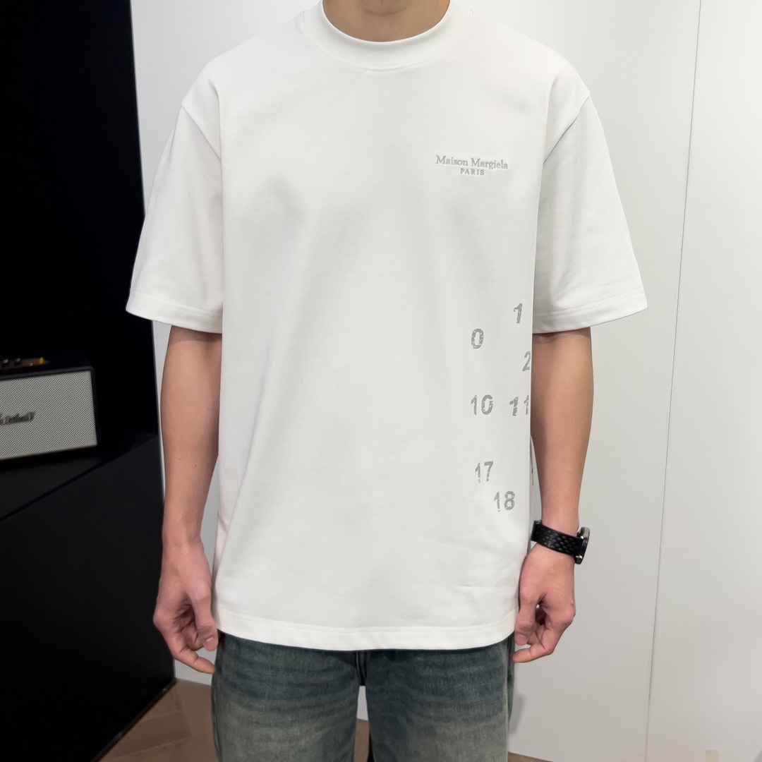 品牌：MM6季度：2026春夏颜色：铁灰 莓子色 黑色 白色尺码：S-2XL版型：宽松版 短袖T成分：5