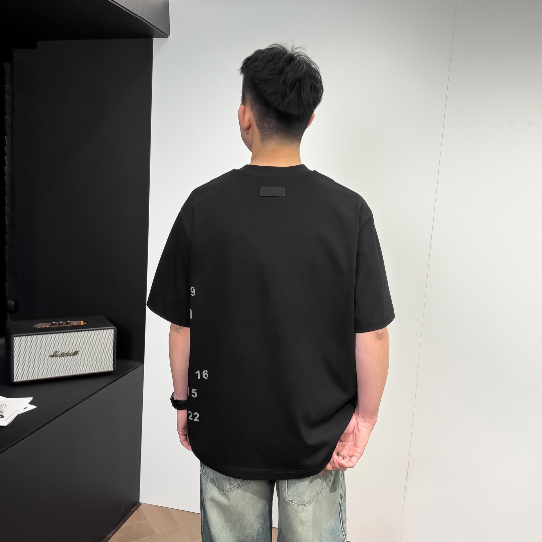 品牌：MM6季度：2026春夏颜色：铁灰 莓子色 黑色 白色尺码：S-2XL版型：宽松版 短袖T成分：5
