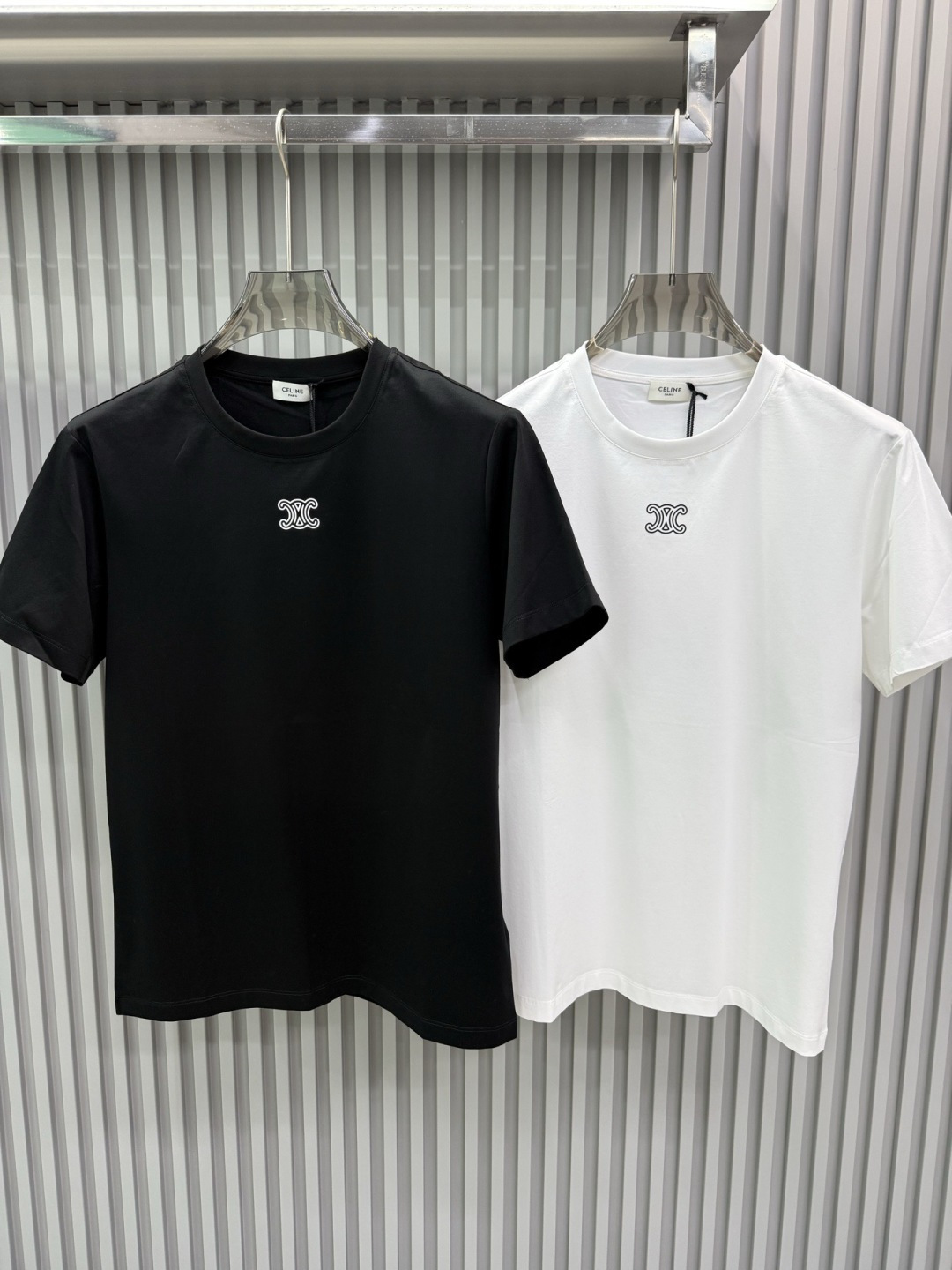 CELINE 2026早春系列经典款标识Logo立体印花短袖T恤；定制100支双股丝光长绒棉面料，设计简