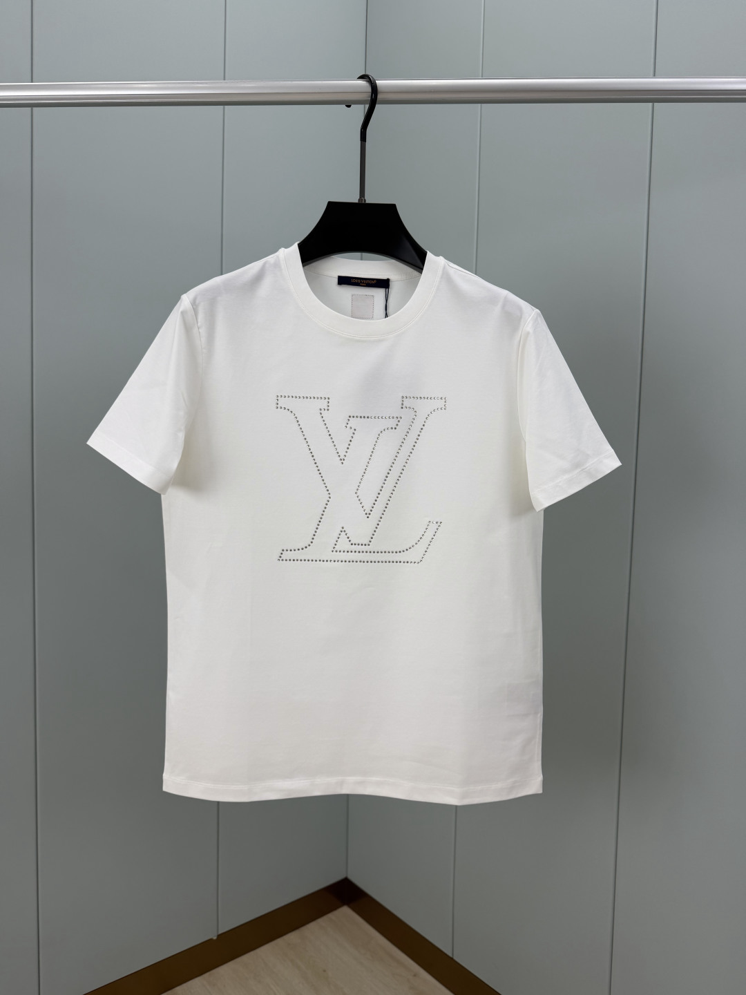 LOUIS VUITT*N.路易*登 春夏LV标志水晶点缀短袖T恤，正面饰水晶点状图案设计，简约又有辨识