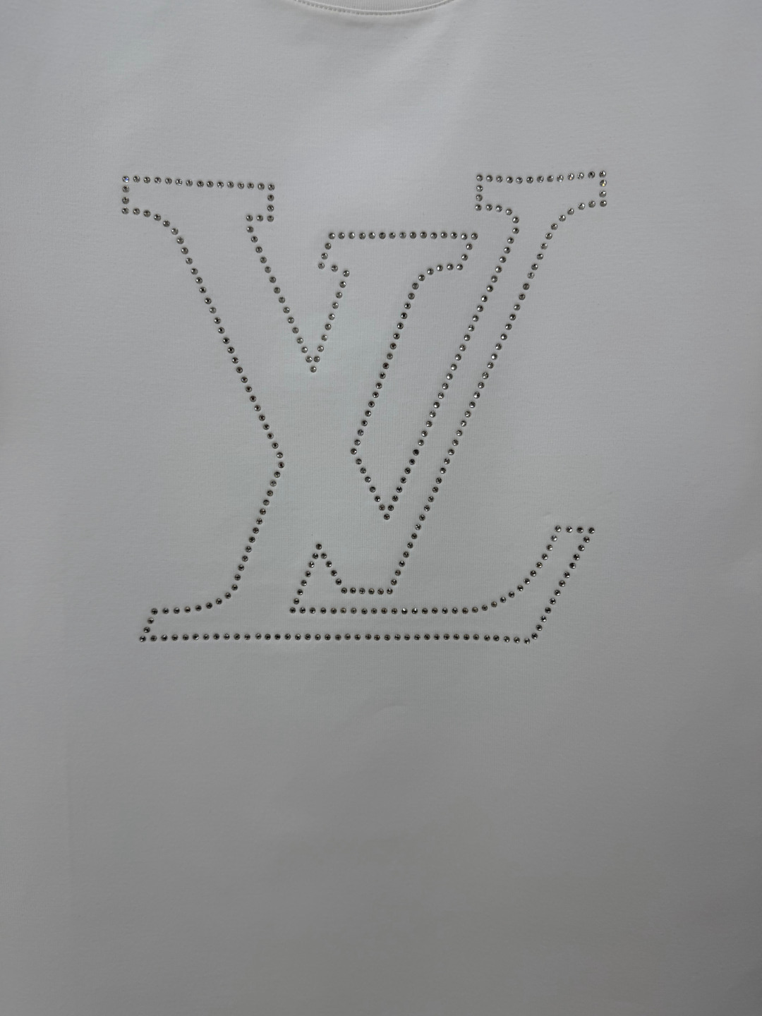 LOUIS VUITT*N.路易*登 春夏LV标志水晶点缀短袖T恤，正面饰水晶点状图案设计，简约又有辨识