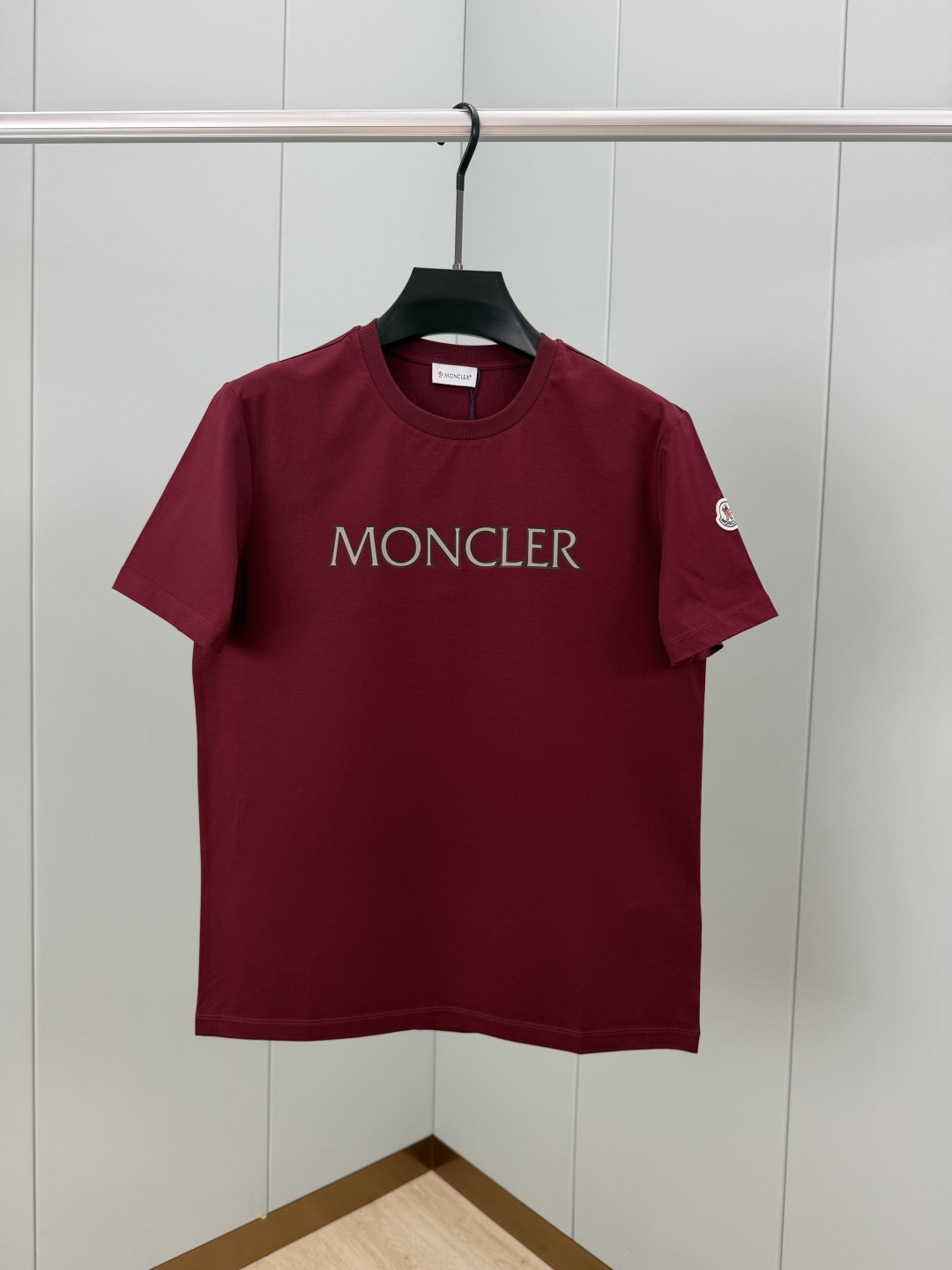 Moncler.蒙口 SS26春夏新品字母印花标识短袖T恤，正面胸前饰品牌字母以几何印花图案呈现，简约又