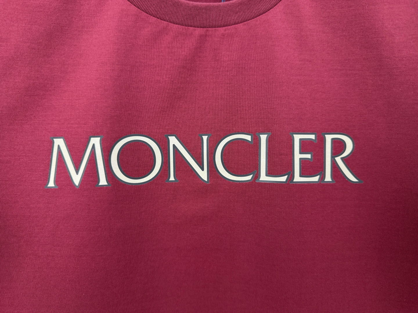 Moncler.蒙口 SS26春夏新品字母印花标识短袖T恤，正面胸前饰品牌字母以几何印花图案呈现，简约又