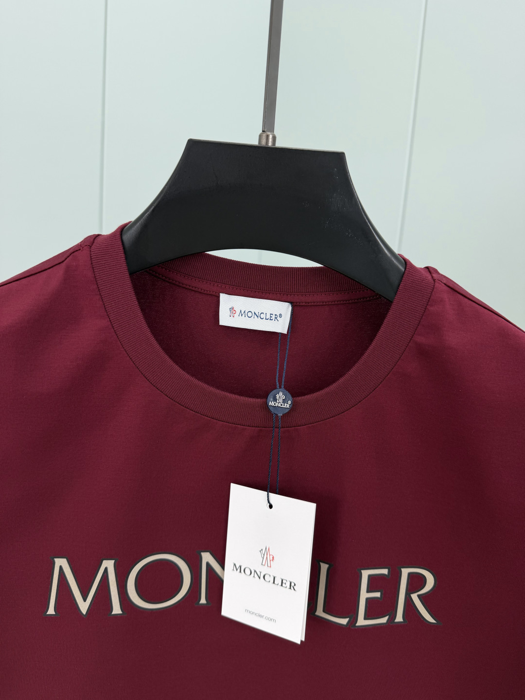 Moncler.蒙口 SS26春夏新品字母印花标识短袖T恤，正面胸前饰品牌字母以几何印花图案呈现，简约又
