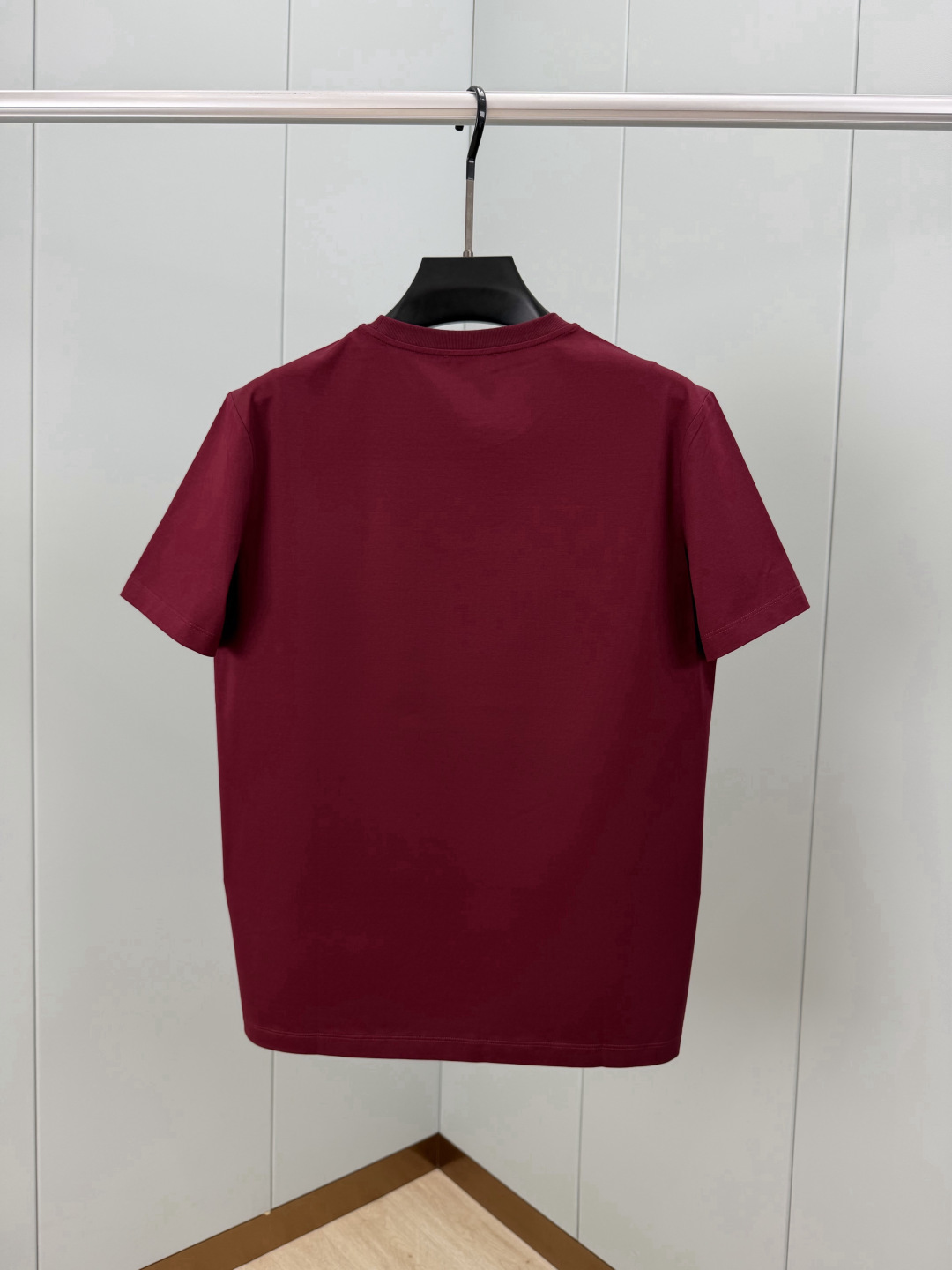 Moncler.蒙口 SS26春夏新品字母印花标识短袖T恤，正面胸前饰品牌字母以几何印花图案呈现，简约又
