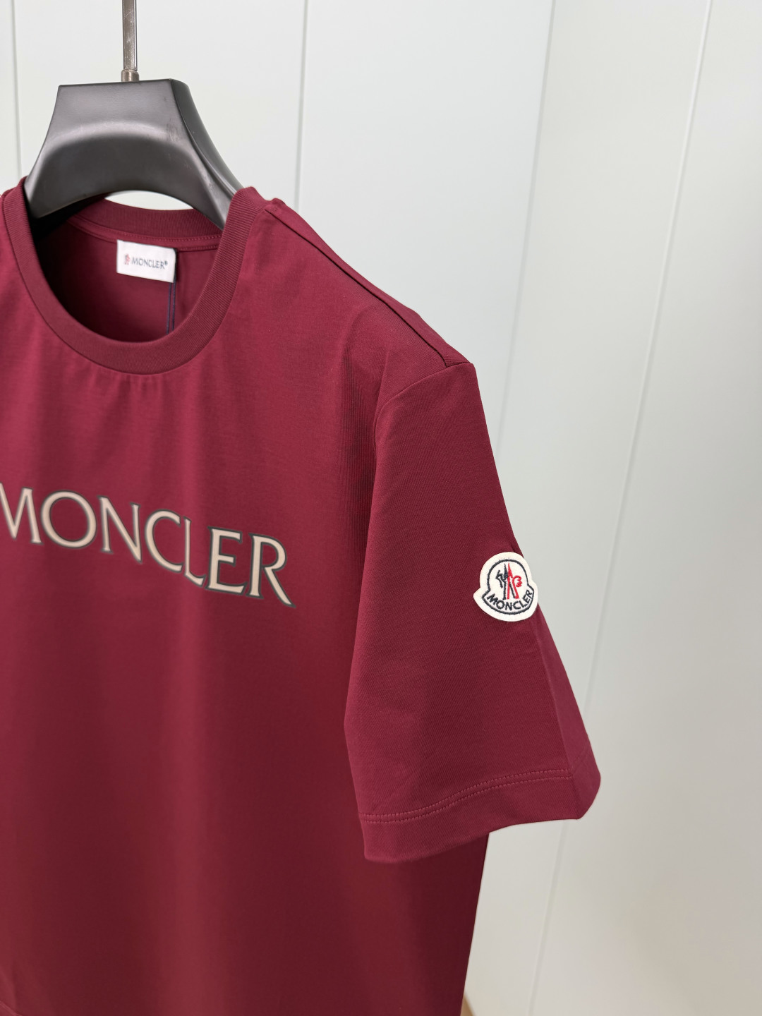 Moncler.蒙口 SS26春夏新品字母印花标识短袖T恤，正面胸前饰品牌字母以几何印花图案呈现，简约又