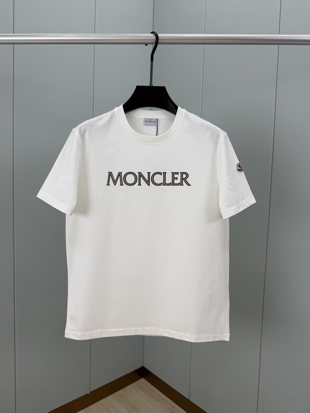 Moncler.蒙口 SS26春夏新品字母印花标识短袖T恤，正面胸前饰品牌字母以几何印花图案呈现，简约又