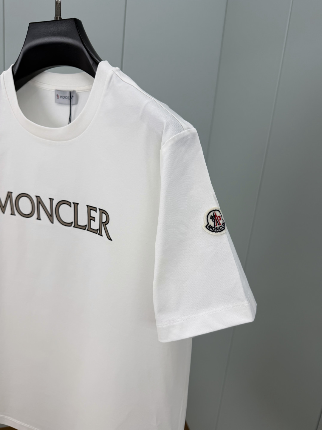 Moncler.蒙口 SS26春夏新品字母印花标识短袖T恤，正面胸前饰品牌字母以几何印花图案呈现，简约又