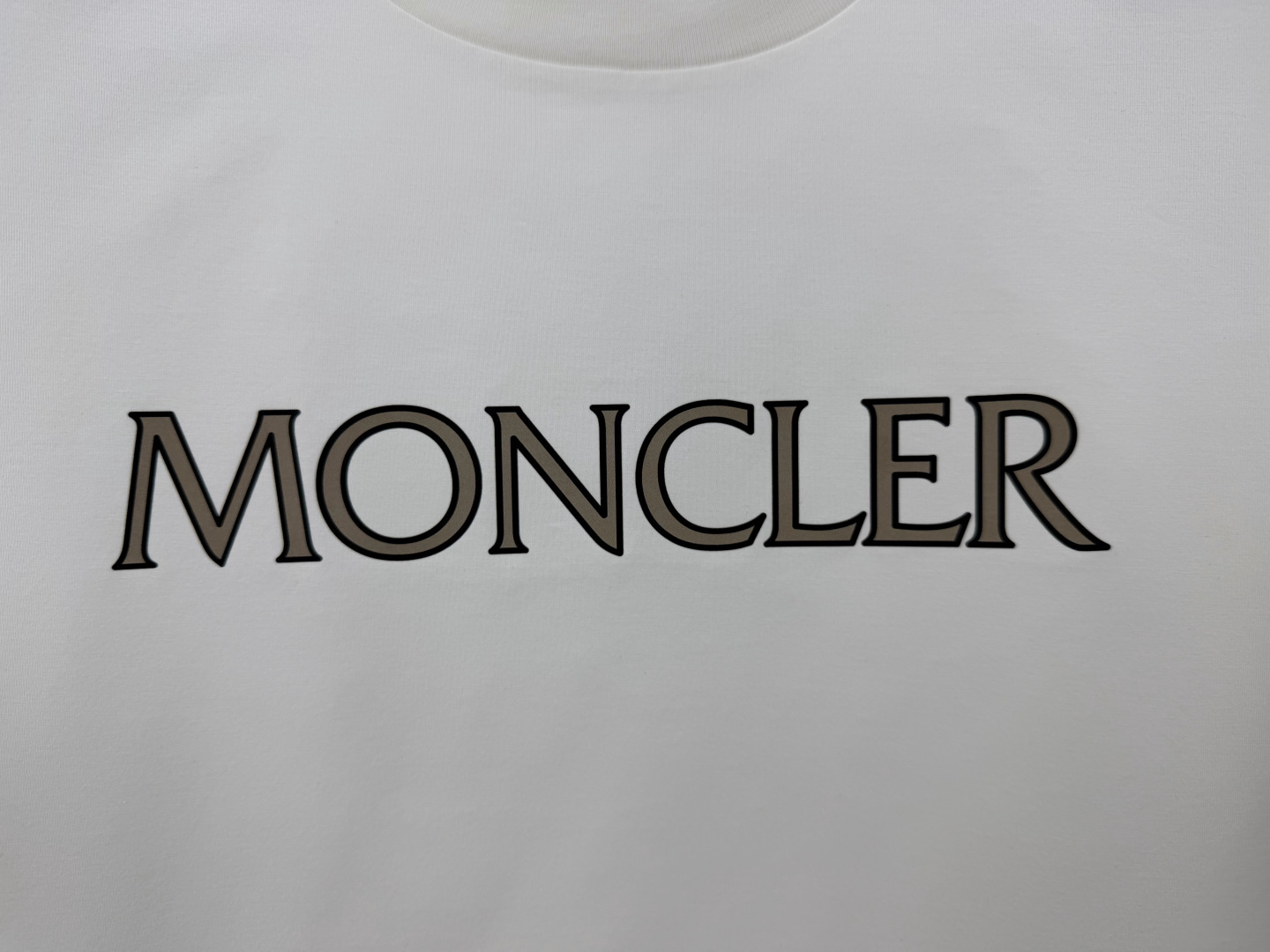 Moncler.蒙口 SS26春夏新品字母印花标识短袖T恤，正面胸前饰品牌字母以几何印花图案呈现，简约又