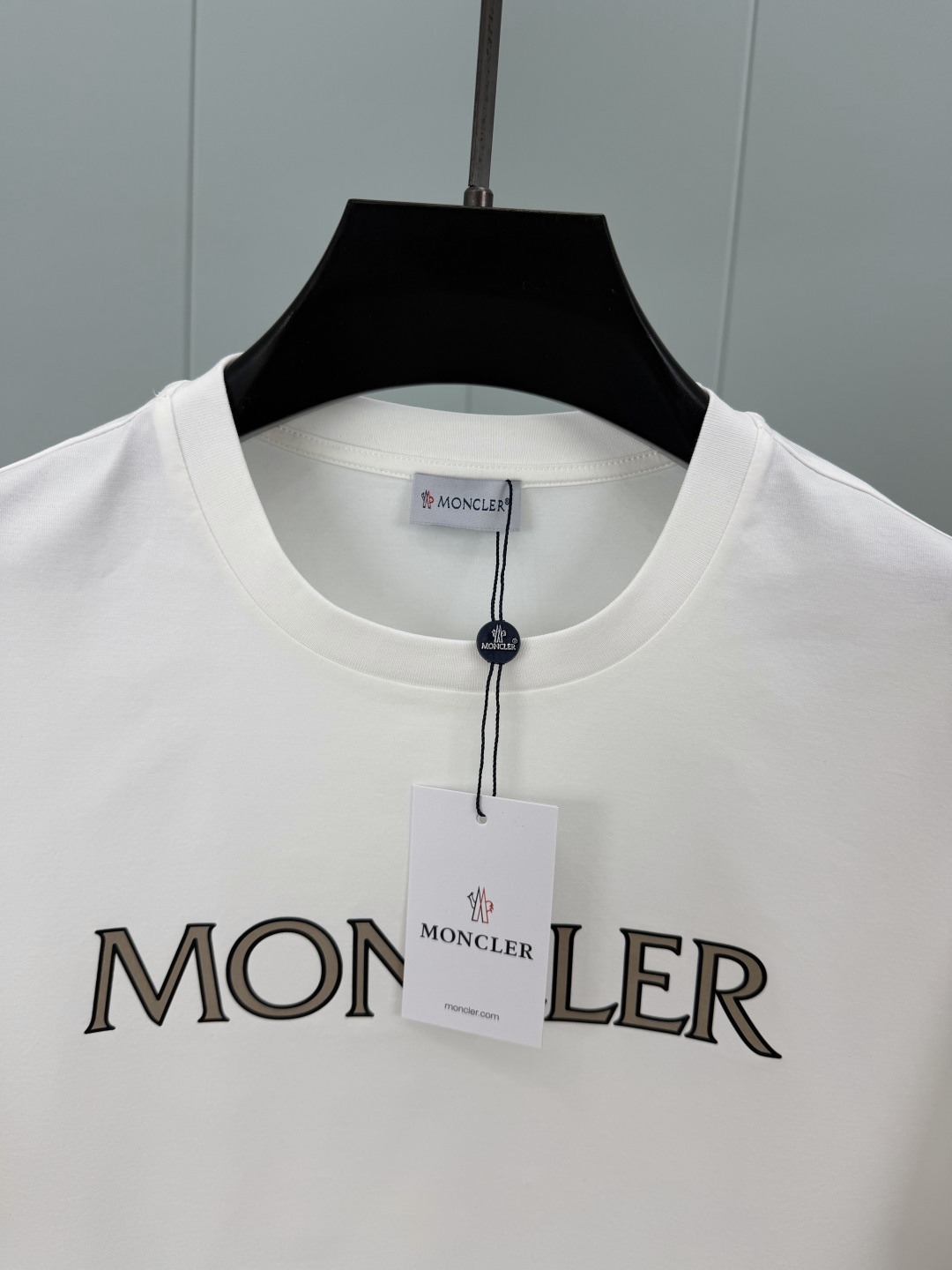 Moncler.蒙口 SS26春夏新品字母印花标识短袖T恤，正面胸前饰品牌字母以几何印花图案呈现，简约又