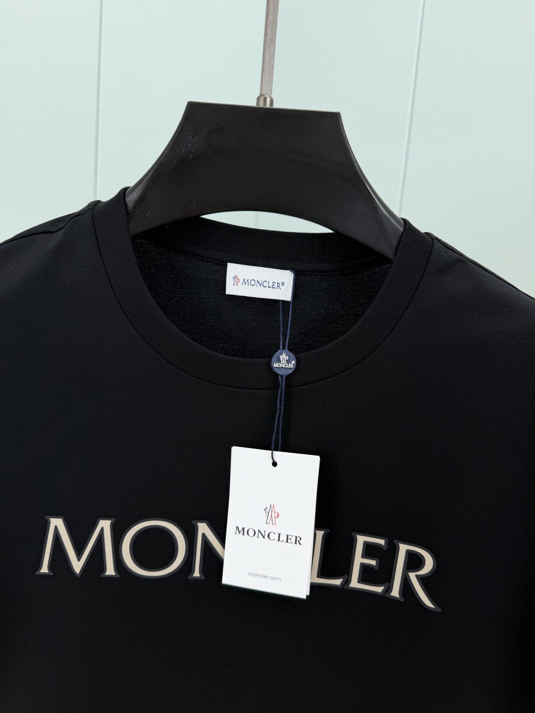 Moncler.蒙口 SS26春夏新品字母印花标识短袖T恤，正面胸前饰品牌字母以几何印花图案呈现，简约又
