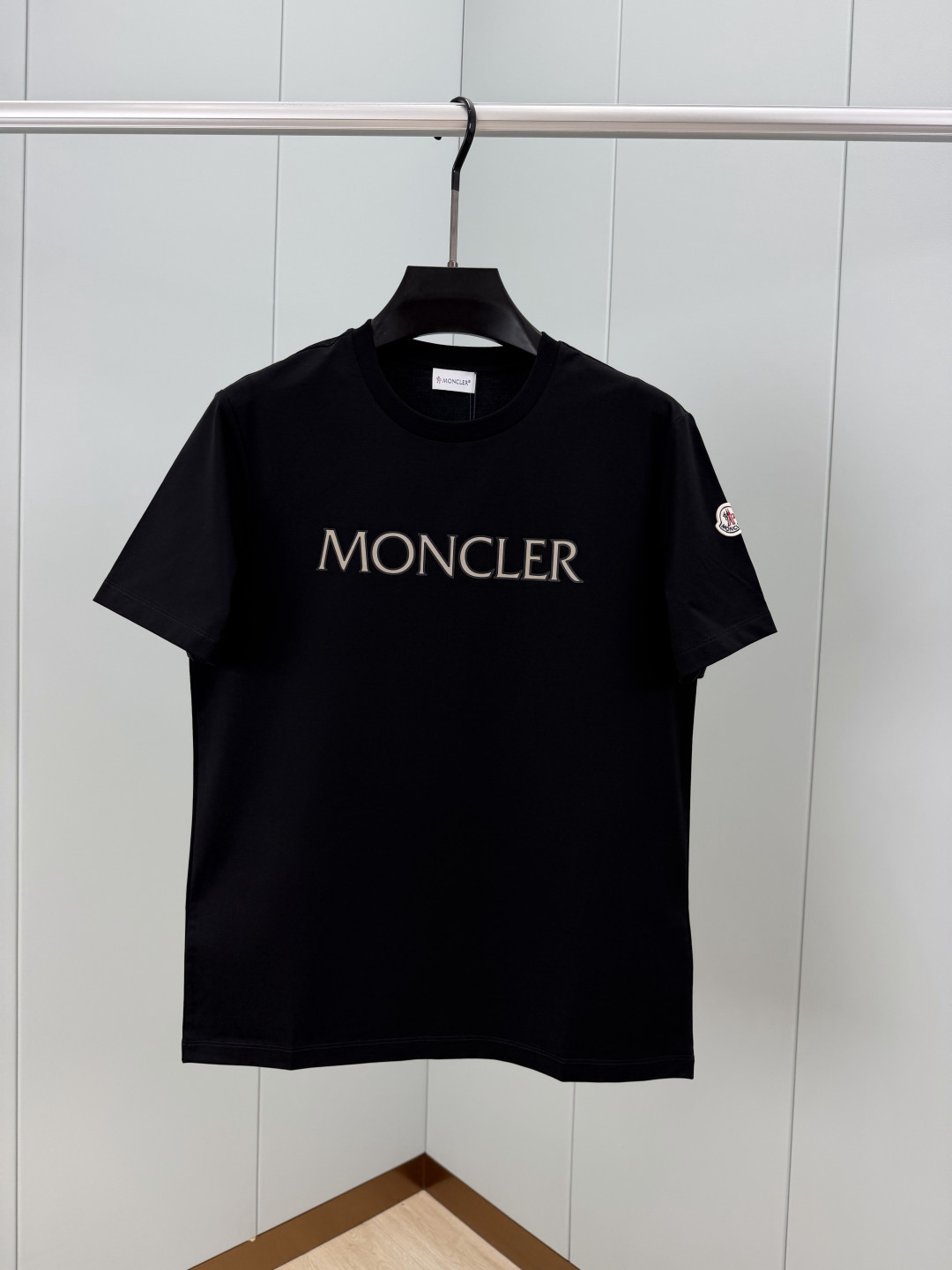 Moncler.蒙口 SS26春夏新品字母印花标识短袖T恤，正面胸前饰品牌字母以几何印花图案呈现，简约又