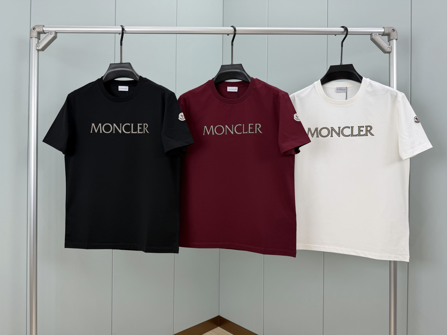 Moncler.蒙口 SS26春夏新品字母印花标识短袖T恤，正面胸前饰品牌字母以几何印花图案呈现，简约又