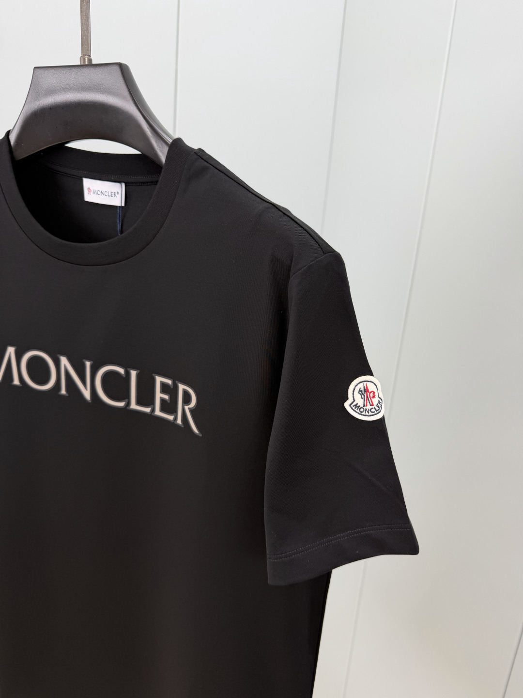 Moncler.蒙口 SS26春夏新品字母印花标识短袖T恤，正面胸前饰品牌字母以几何印花图案呈现，简约又