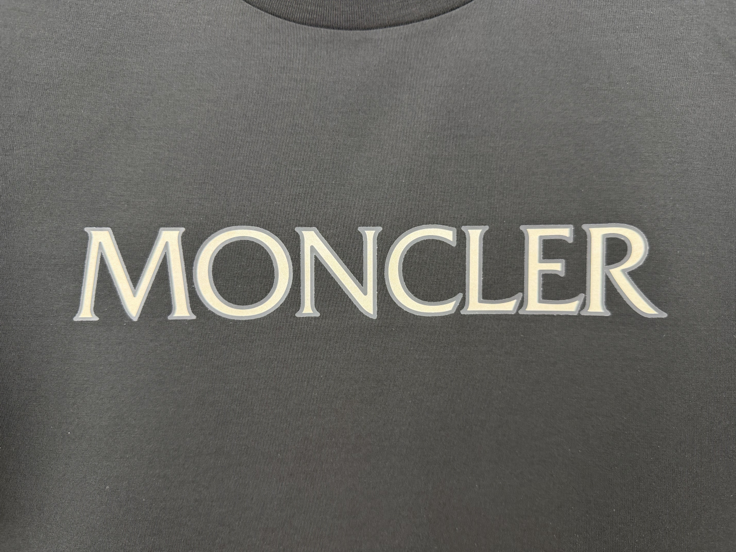 Moncler.蒙口 SS26春夏新品字母印花标识短袖T恤，正面胸前饰品牌字母以几何印花图案呈现，简约又