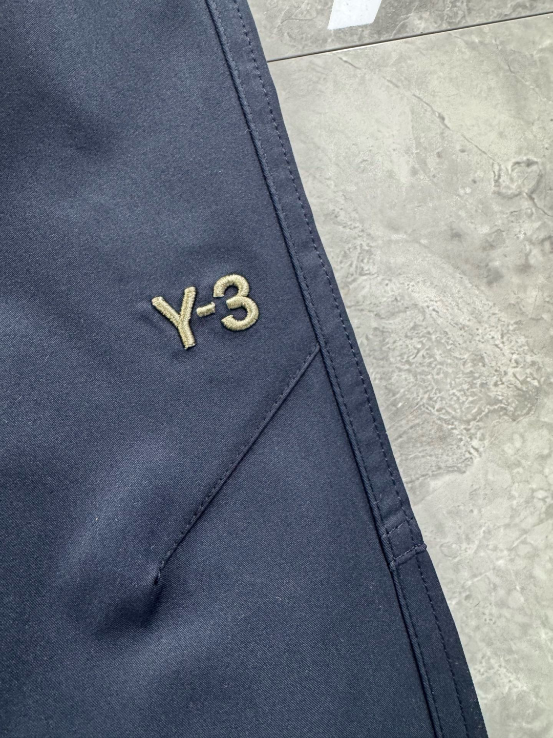 26春夏新款山本梭织轻薄阔腿长裤，解构运动与高街的融合美学。Y3作为山本与AD跨界的先锋品牌，打破了运动