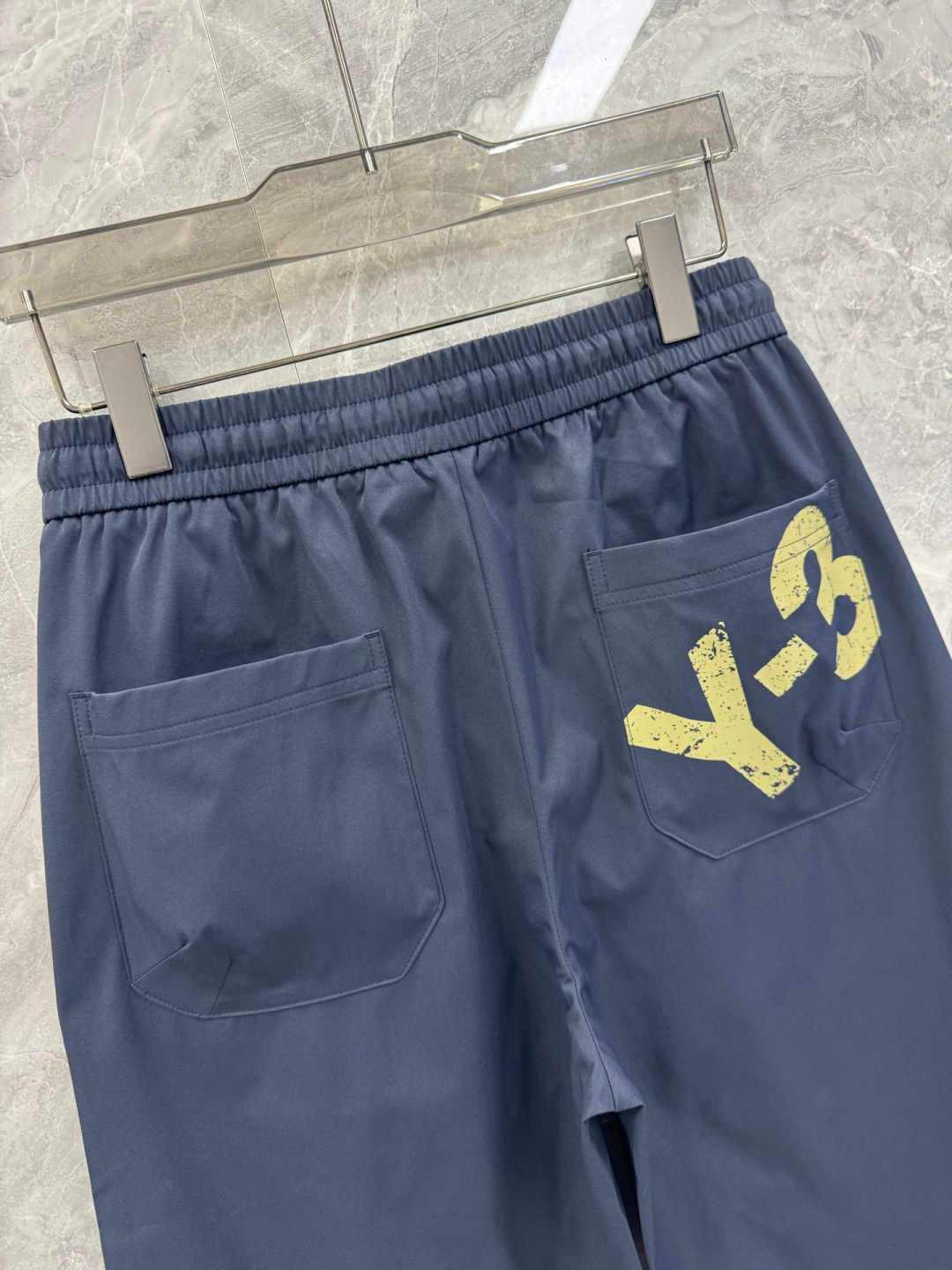 26春夏新款山本梭织轻薄阔腿长裤，解构运动与高街的融合美学。Y3作为山本与AD跨界的先锋品牌，打破了运动