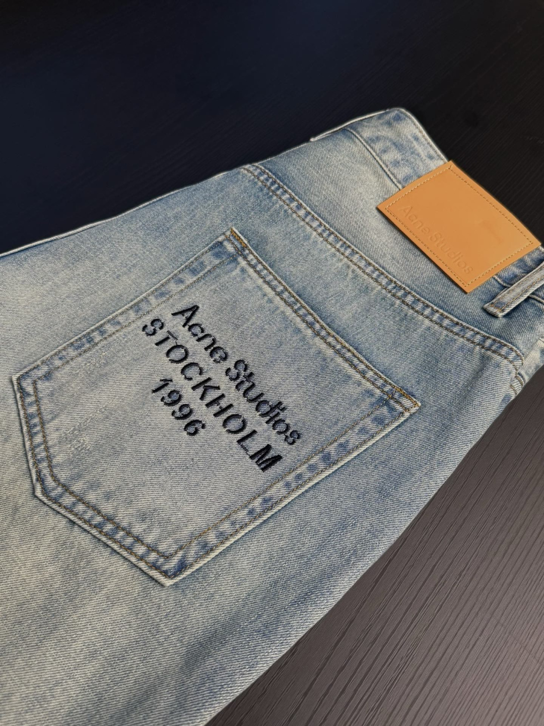 品牌：ACNE季度：2026春夏颜色：蓝色尺码：S-XL 版型：弯刀裤 牛仔裤重量：10.8安成分：95