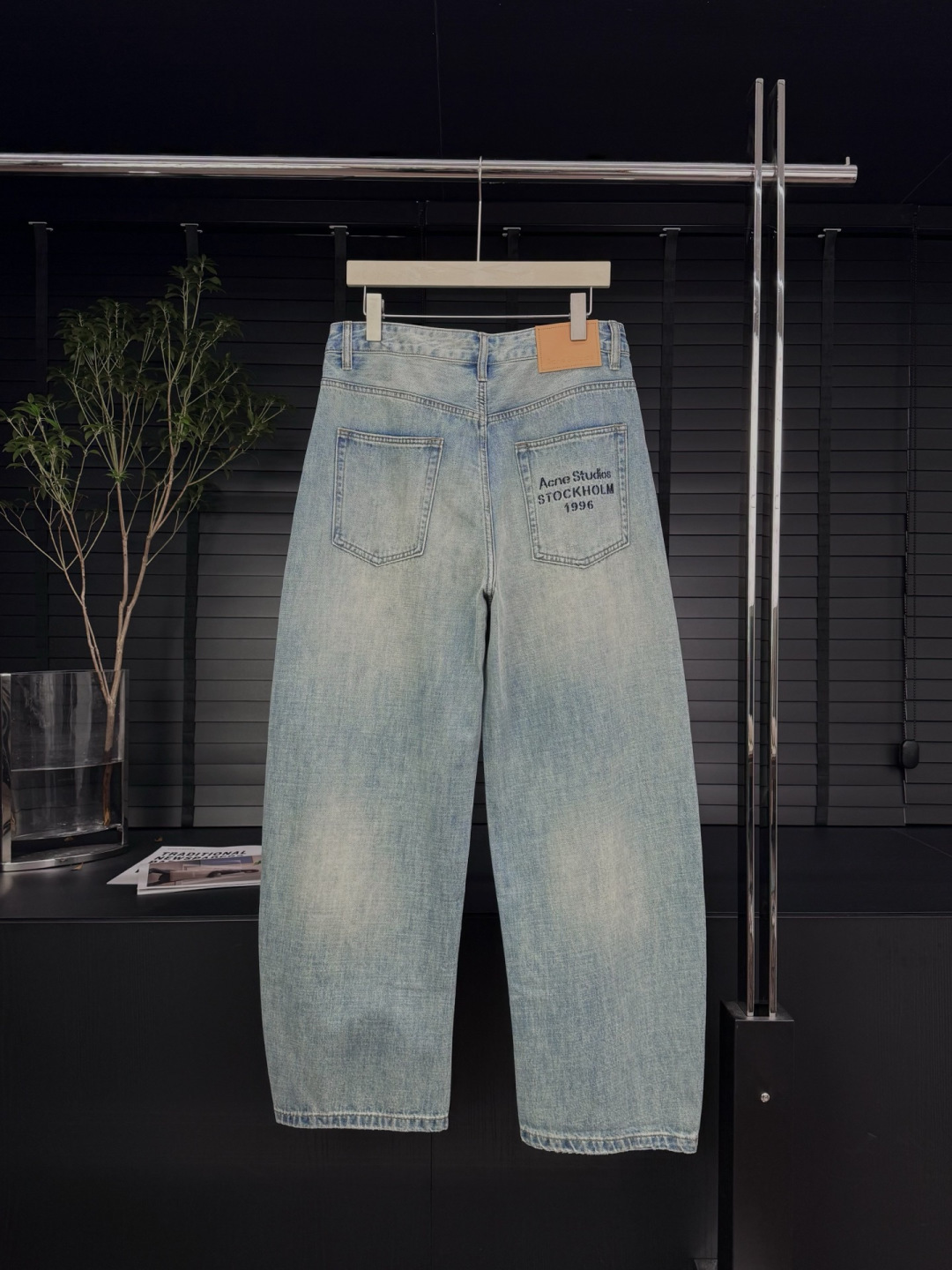 品牌：ACNE季度：2026春夏颜色：蓝色尺码：S-XL 版型：弯刀裤 牛仔裤重量：10.8安成分：95