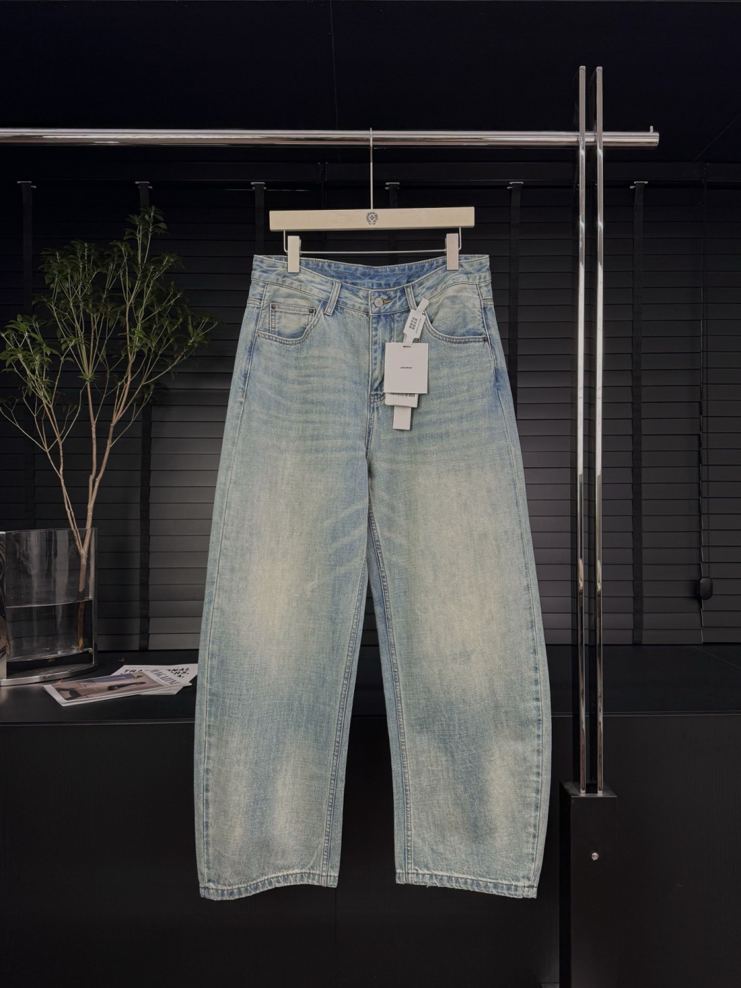 品牌：ACNE季度：2026春夏颜色：蓝色尺码：S-XL 版型：弯刀裤 牛仔裤重量：10.8安成分：95