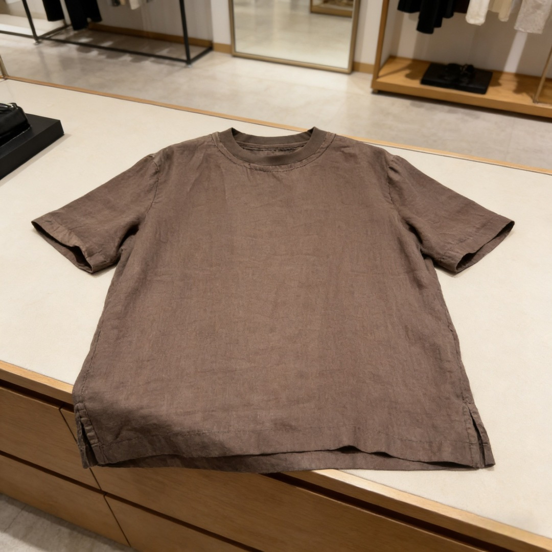 PRADA 2026普家经典三角标~亚麻半袖，是时尚与品质的完美融合。它以98%棉与2%聚酯纤维的优质面