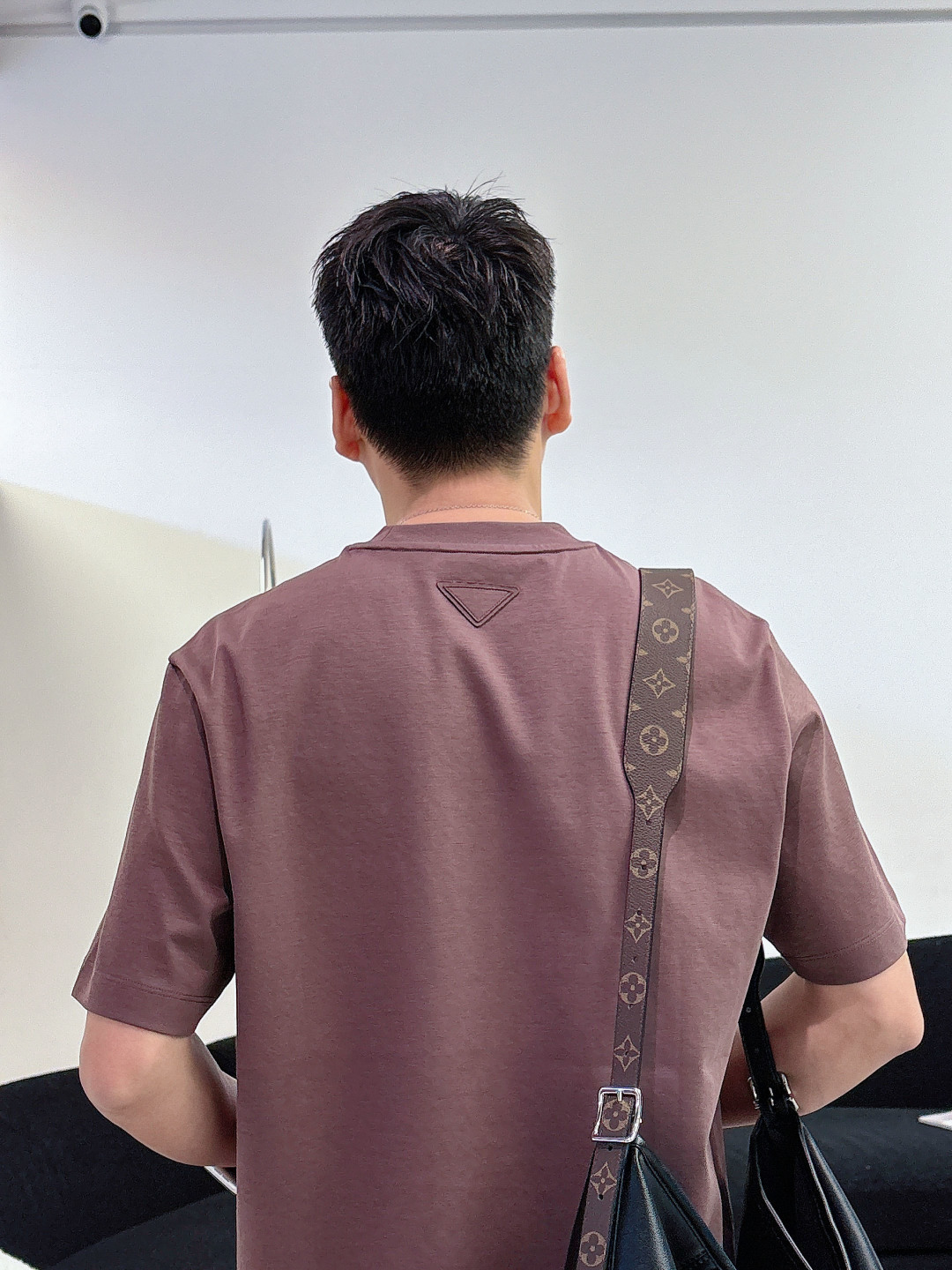 2026春夏轻奢系列推荐 年年经典三角标圆领短袖T恤衫 领口正中间字母logo点缀 后背经典三角装饰设计