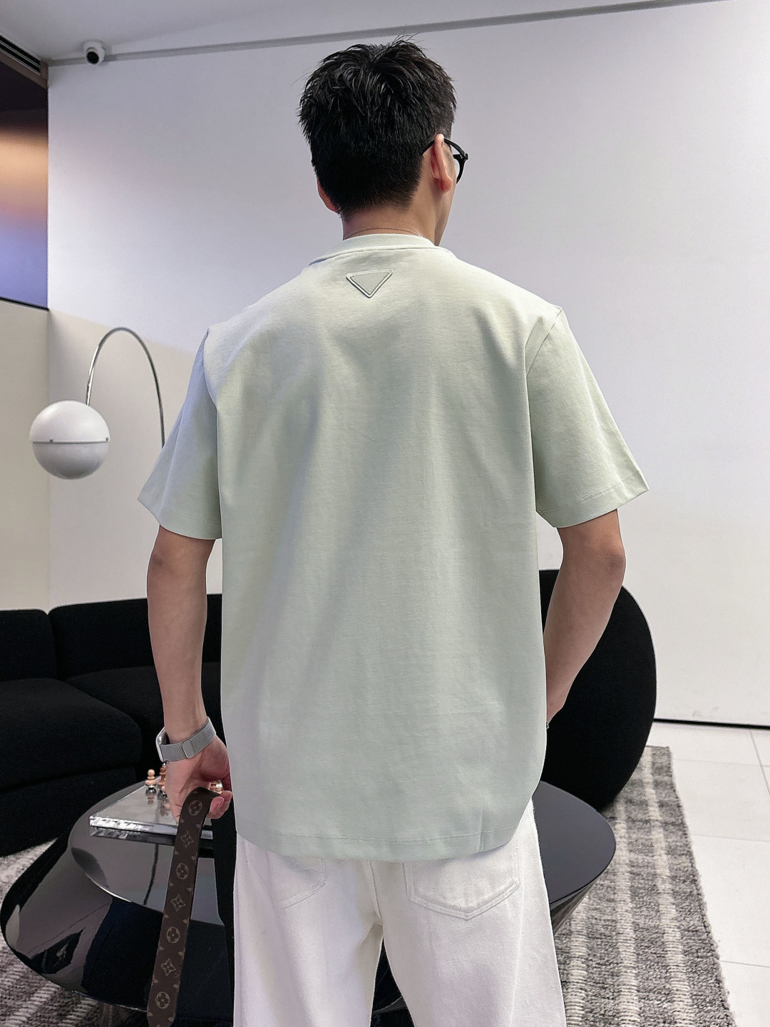 2026春夏轻奢系列推荐 年年经典三角标圆领短袖T恤衫 领口正中间字母logo点缀 后背经典三角装饰设计