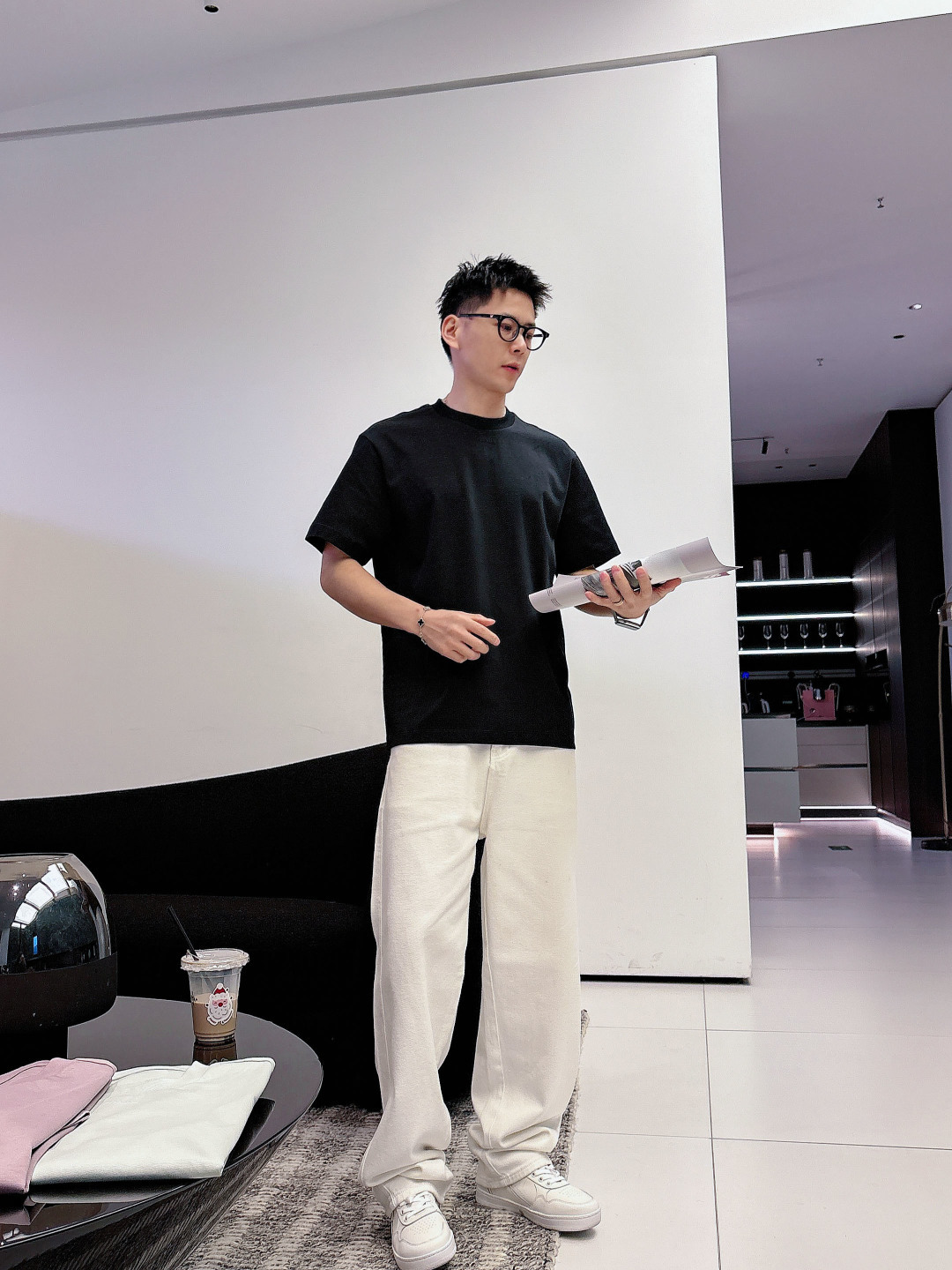 2026春夏轻奢系列推荐 年年经典三角标圆领短袖T恤衫 领口正中间字母logo点缀 后背经典三角装饰设计