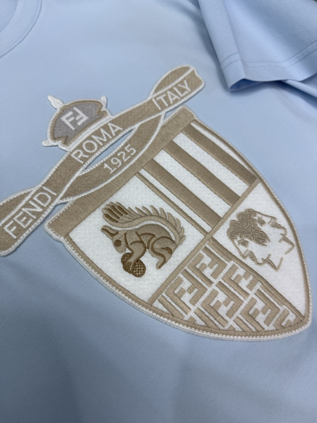 FENDI2026春夏系列的盾形徽章刺绣短袖T恤，设计风格兼具品牌经典元素与现代潮流感，适合日常穿搭或轻